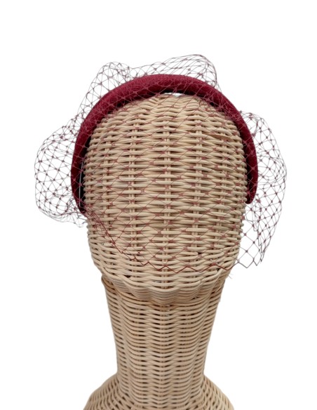 Diadema para invitada de rafia granate con velo rejilla para eventos