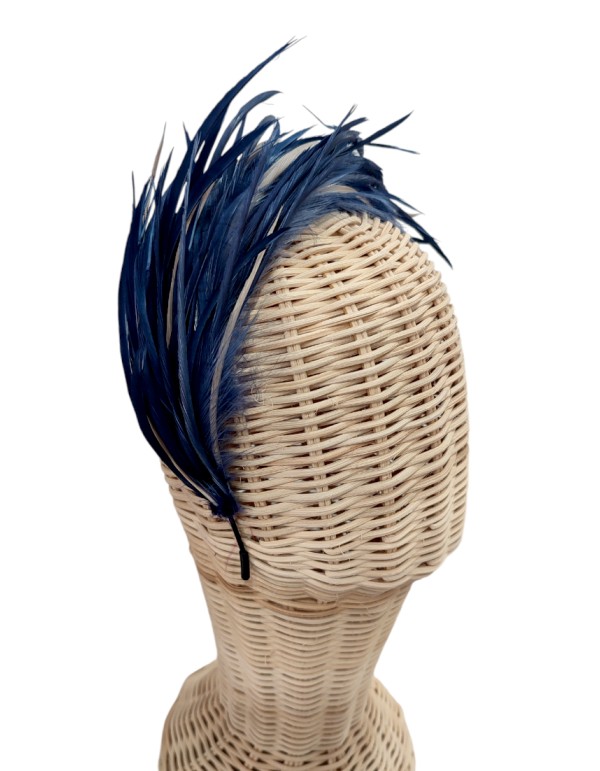 Diadema artesanal con plumas de oca azul marino para bodas 2
