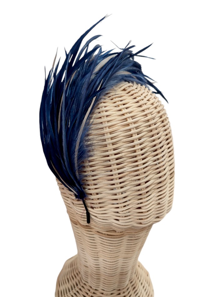 Diadema artesanal con plumas de oca azul marino para eventos