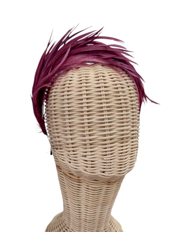 Diadema de invitada artesanal con plumas de oca granate para bodas 2