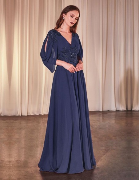 Vestido largo de invitada de gasa con manga abierta y detalle de pedrería