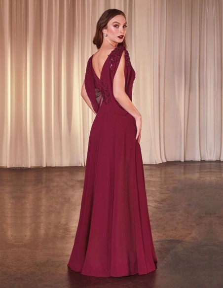 Vestido largo de invitada de gasa con manga abierta y detalle de pedrería