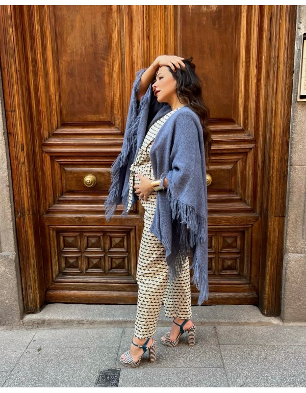 Poncho de flecos en lana azul claro multiposición 2