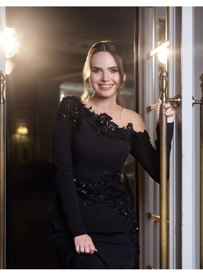 Robe de soirée longue avec corsage asymétrique...