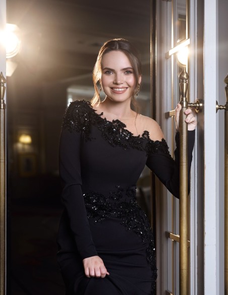 Robe de soirée longue avec corsage asymétrique et broderie