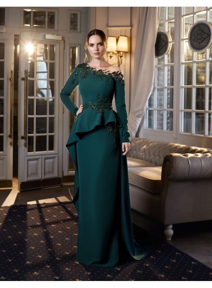 Robe de soirée longue avec corsage asymétrique...