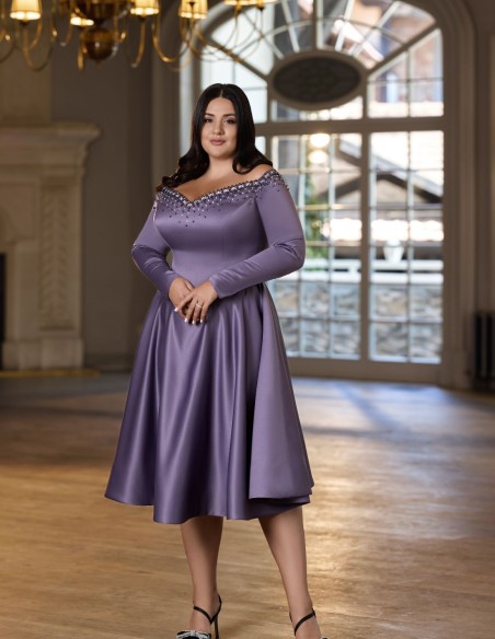 Vestido para invitada en satén con detalles de pedrería