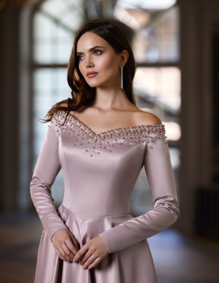 Vestido para invitada en satén con detalles de pedrería color rosa