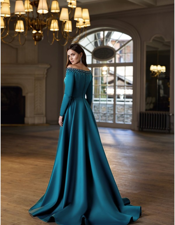 Robe d'invité en satin avec détails en strass 2