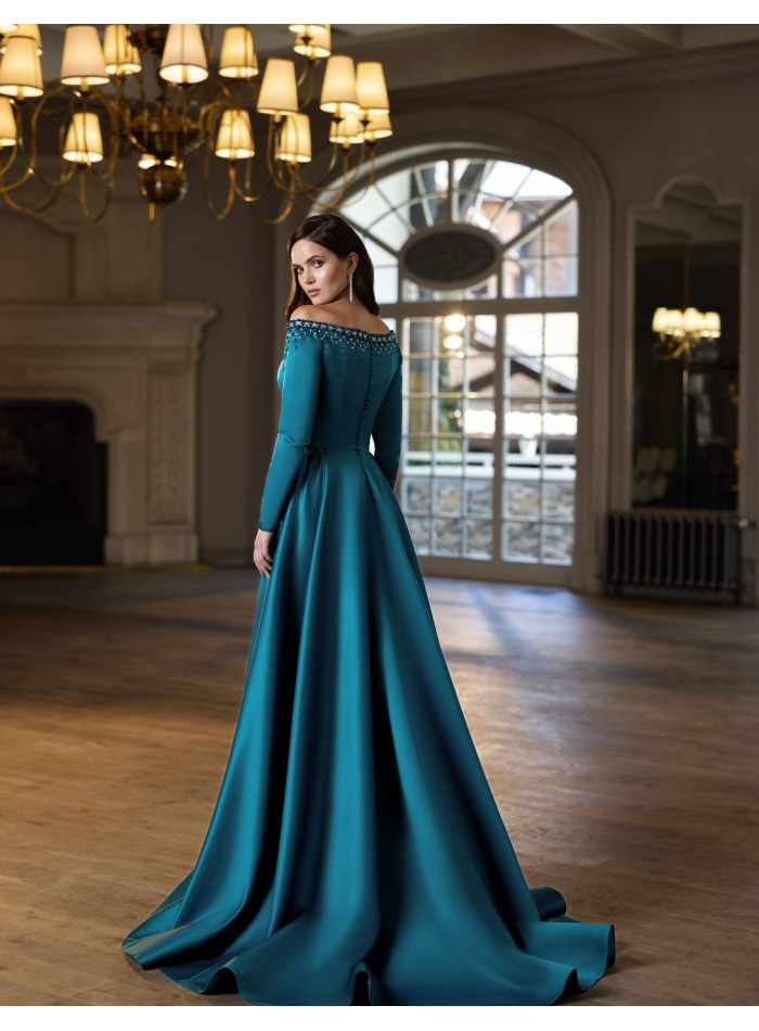 Robe d'invité en satin avec détails en strass