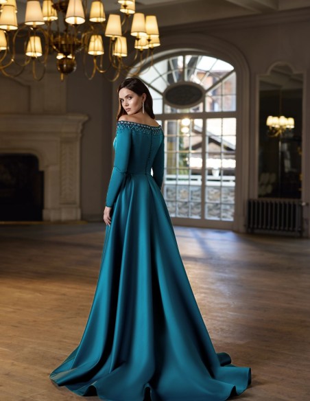 Robe d'invité en satin avec détails en strass