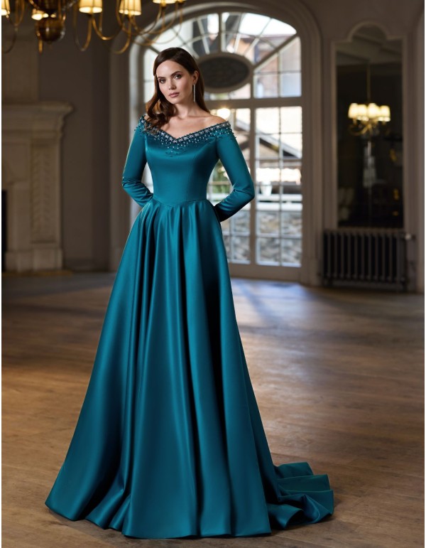 Robe d'invité en satin avec détails en strass