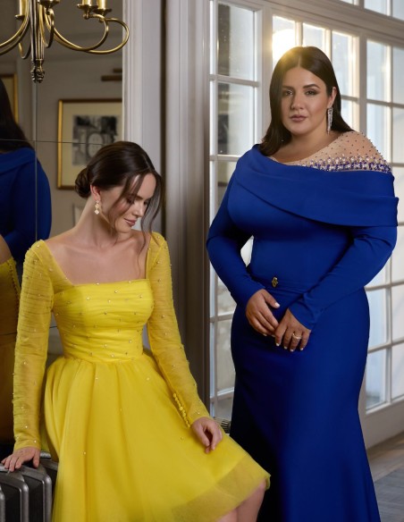 Robe de soirée longue avec encolure asymétrique et silhouette godet