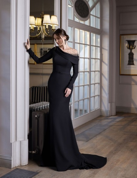 Robe de soirée longue avec encolure asymétrique et silhouette godet
