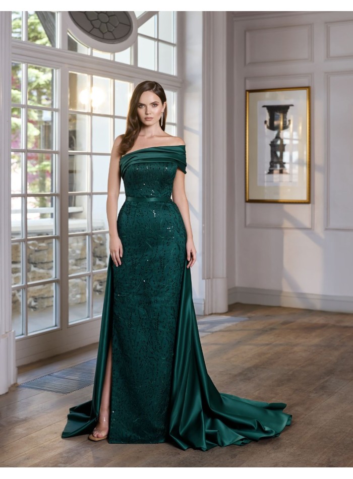 Robe de soirée longue avec encolure asymétrique...