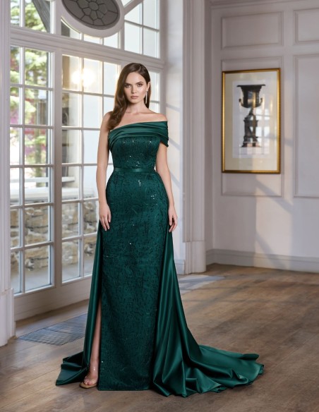Robe de soirée longue avec encolure asymétrique et traîne amovible