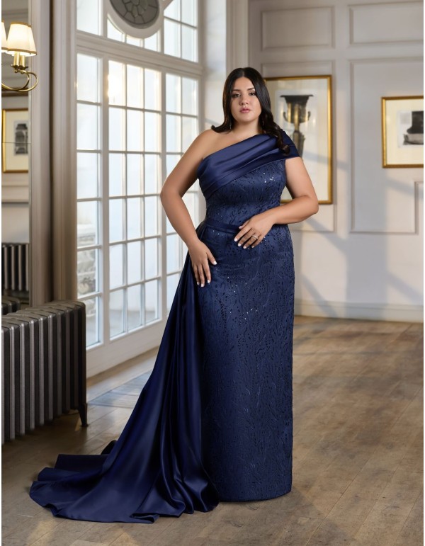 Robe de soirée longue avec encolure asymétrique et traîne...