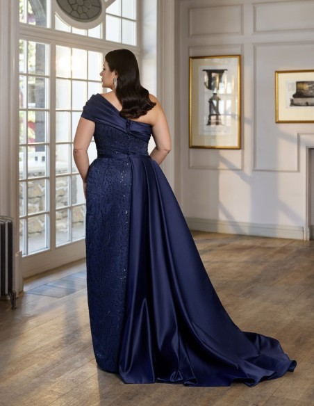 Robe de soirée longue avec encolure asymétrique et traîne amovible