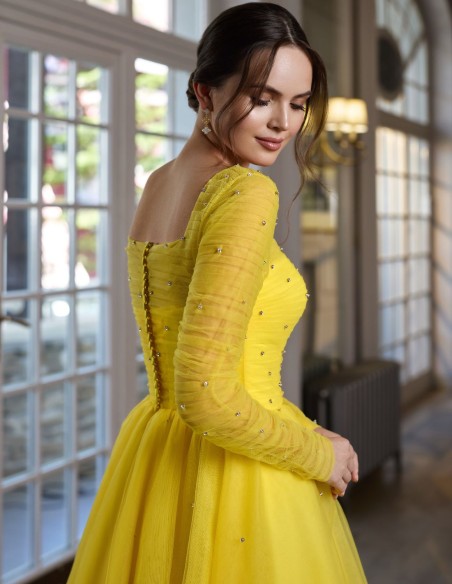 Vestido de fiesta con escote cuadrado y falda vaporosa