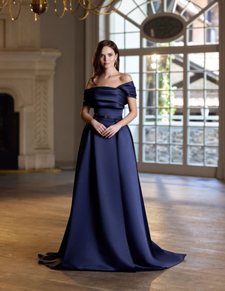 Vestido largo para invitada con escote asimétrico y falda de cola