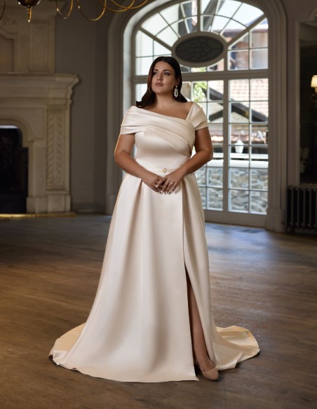 Vestido largo para invitada con escote asimétrico y falda de cola