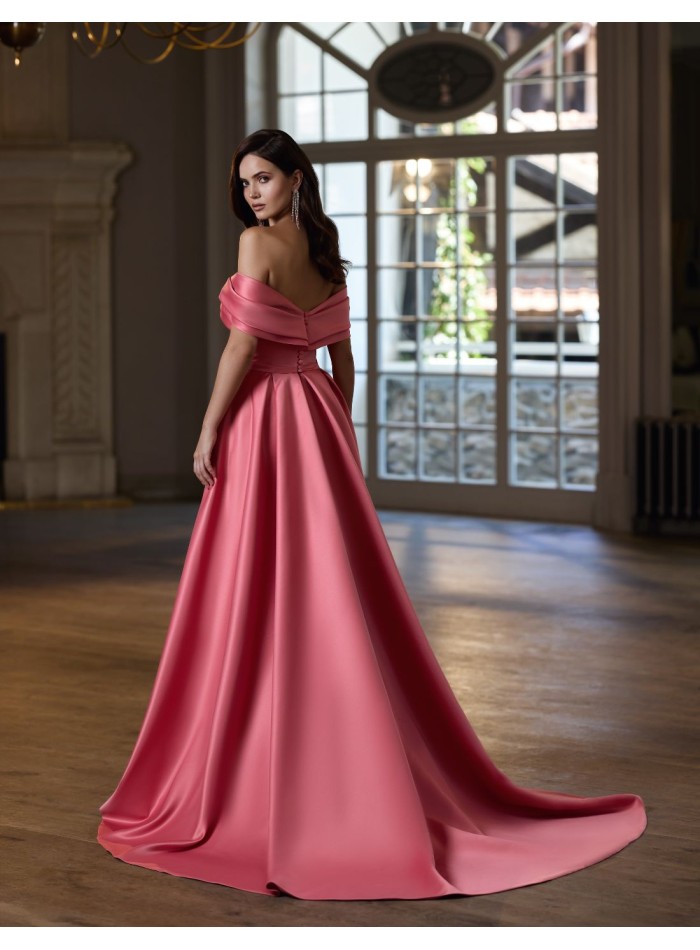 Vestido largo para invitada con escote...