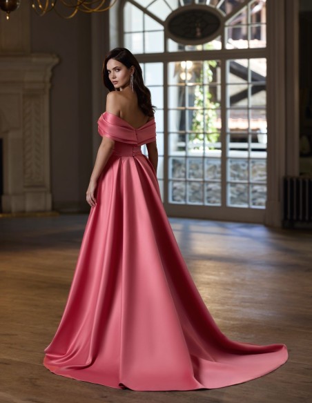 Vestido largo para invitada con escote asimétrico y falda de cola