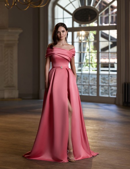 Longue robe d'invité avec encolure asymétrique et jupe à traîne