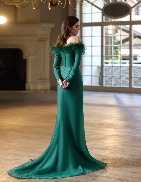 Vestido largo para invitada con escote palabra de honor de plumas y manga larga