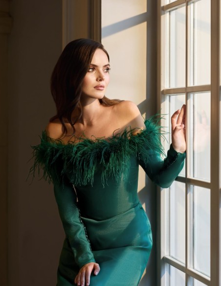 Vestido largo para invitada con escote palabra de honor de plumas y manga larga