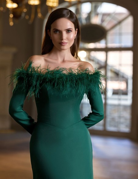 Vestido largo para invitada con escote palabra de honor de plumas y manga larga