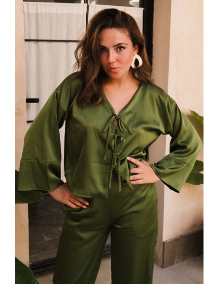 Wide pants with silky fabric