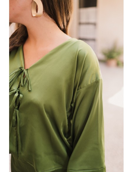 Blusa de fiesta con tejido sedoso y lazos