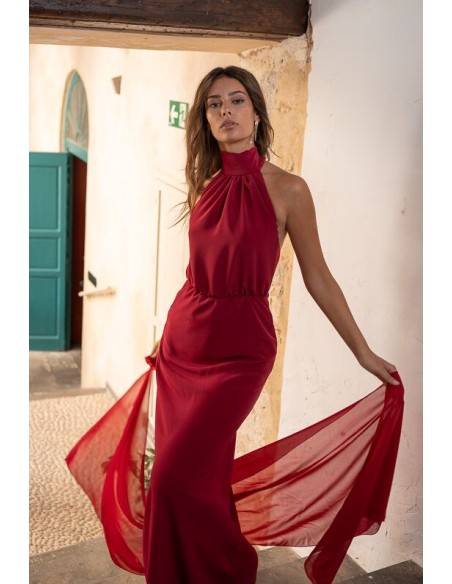Vestido largo para invitada con cuello halter y espalda descubierta