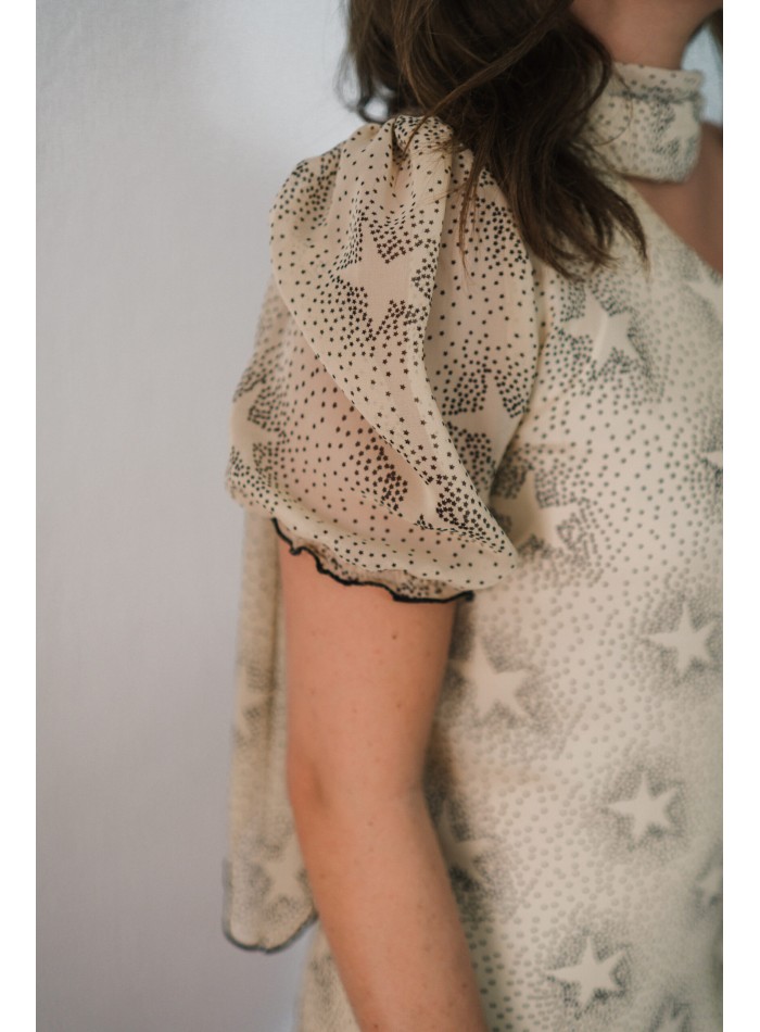 Vestido corto de fiesta en gasa con motivos de...