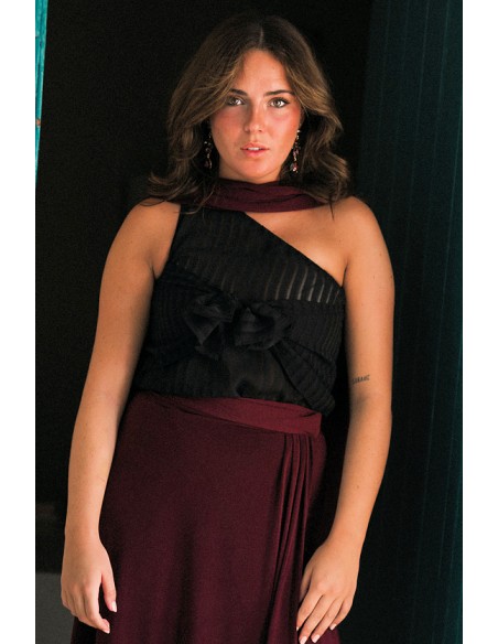 Blusa con escote asimétrico de gasa y lazo