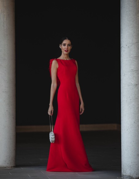 Robe de soirée longue avec décolleté en plumes dans le dos
