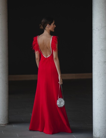 Robe de soirée longue avec décolleté en plumes dans le dos