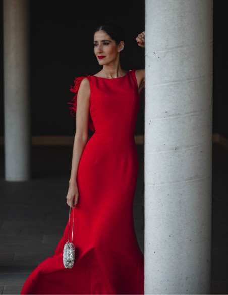Robe de soirée longue avec décolleté en plumes dans le dos