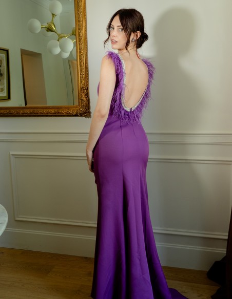 Robe de soirée longue avec décolleté en plumes dans le dos - Invitada Perfecta