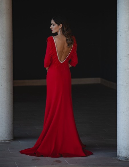 Long party dress with feather back neckline - Invitada Perfecta