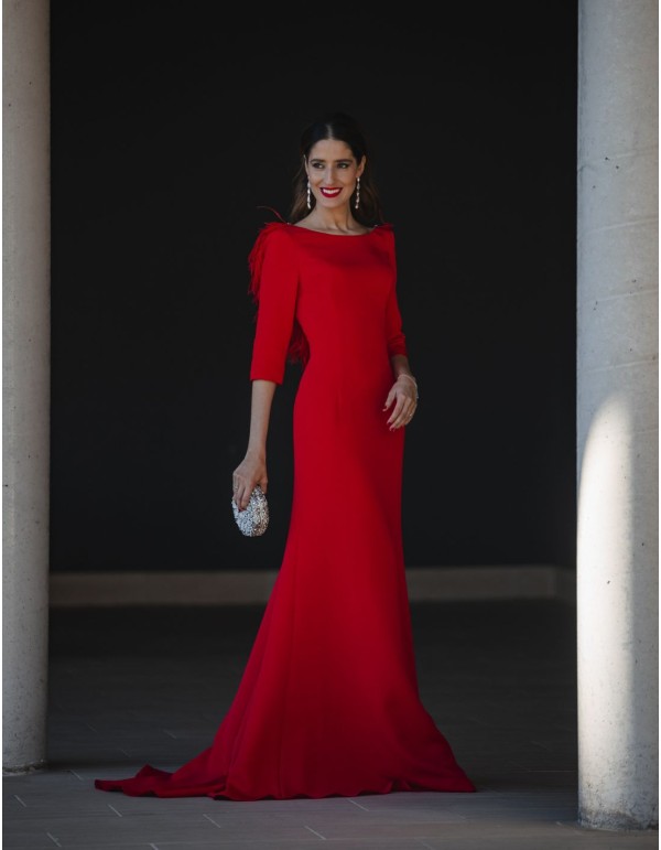 Vestido de fiesta largo con escote en la espalda de plumas