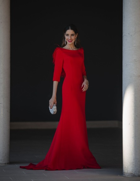 Long party dress with feather back neckline - Invitada Perfecta