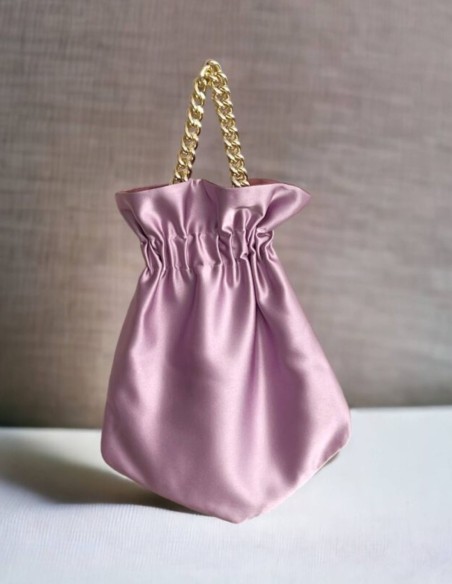 Bolso de fiesta bombonera lisa con cadena corta dorada trenzada