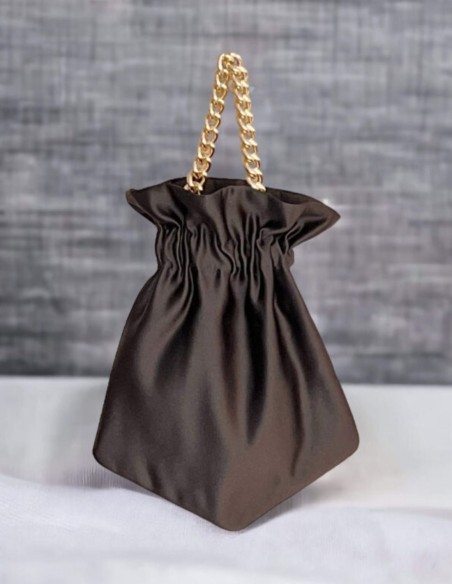 Bolso de fiesta bombonera lisa con cadena corta dorada trenzada