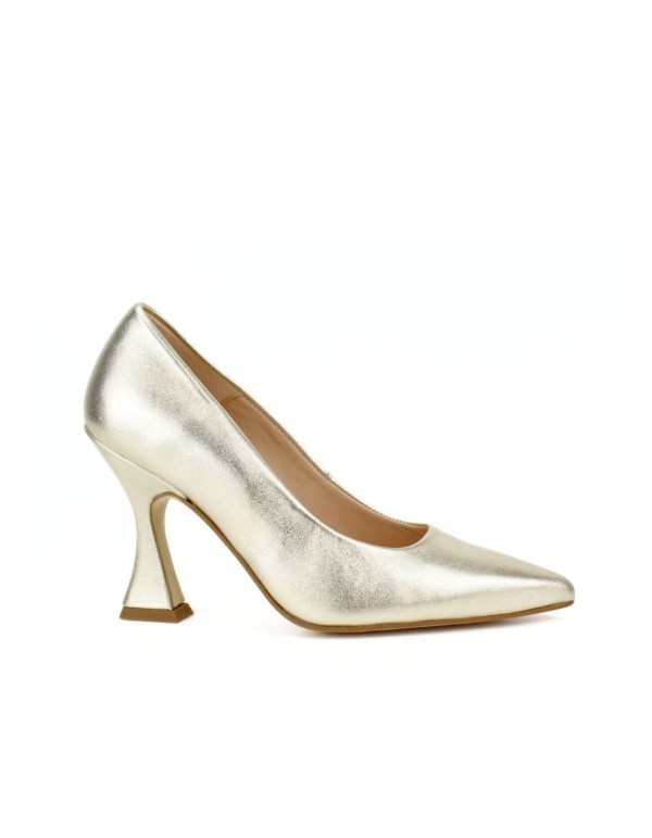 Gold shoes with metallic finish and trapezoidal heel