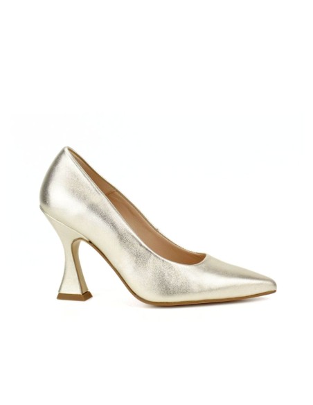 Gold shoes with metallic finish and trapezoidal heel