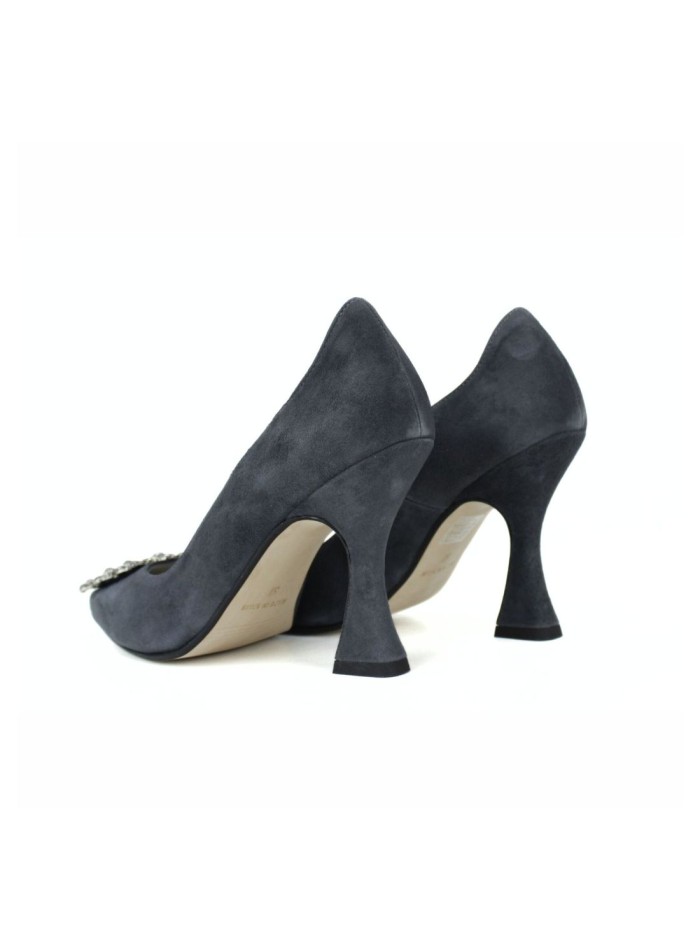 Suede heeled shoes with shiny brooch
