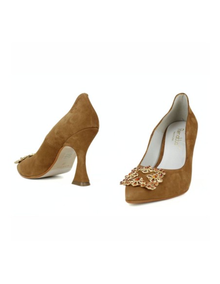 Suede heeled shoes with shiny brooch