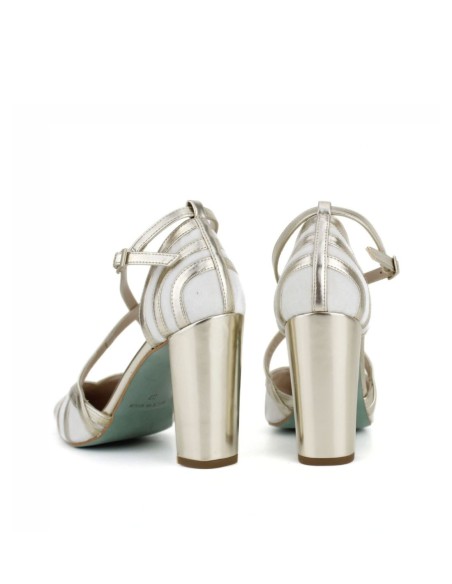 Wide heeled shoe in metallic finish with crossed straps
